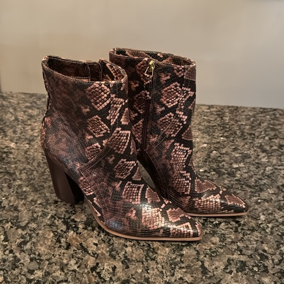 JLO dorindah faux snakeskin boots 8M NWT - Picture 2 of 11